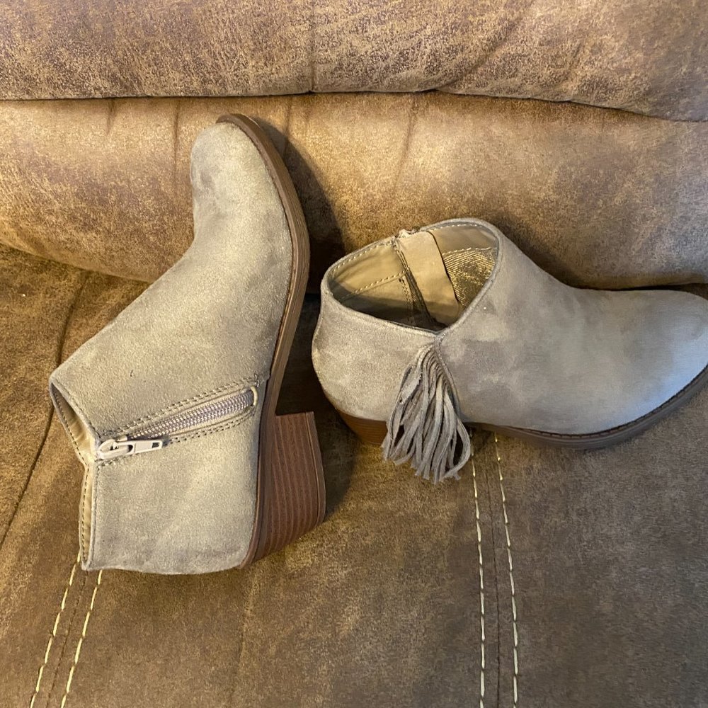 Ladies Gray Suede Fringe boots